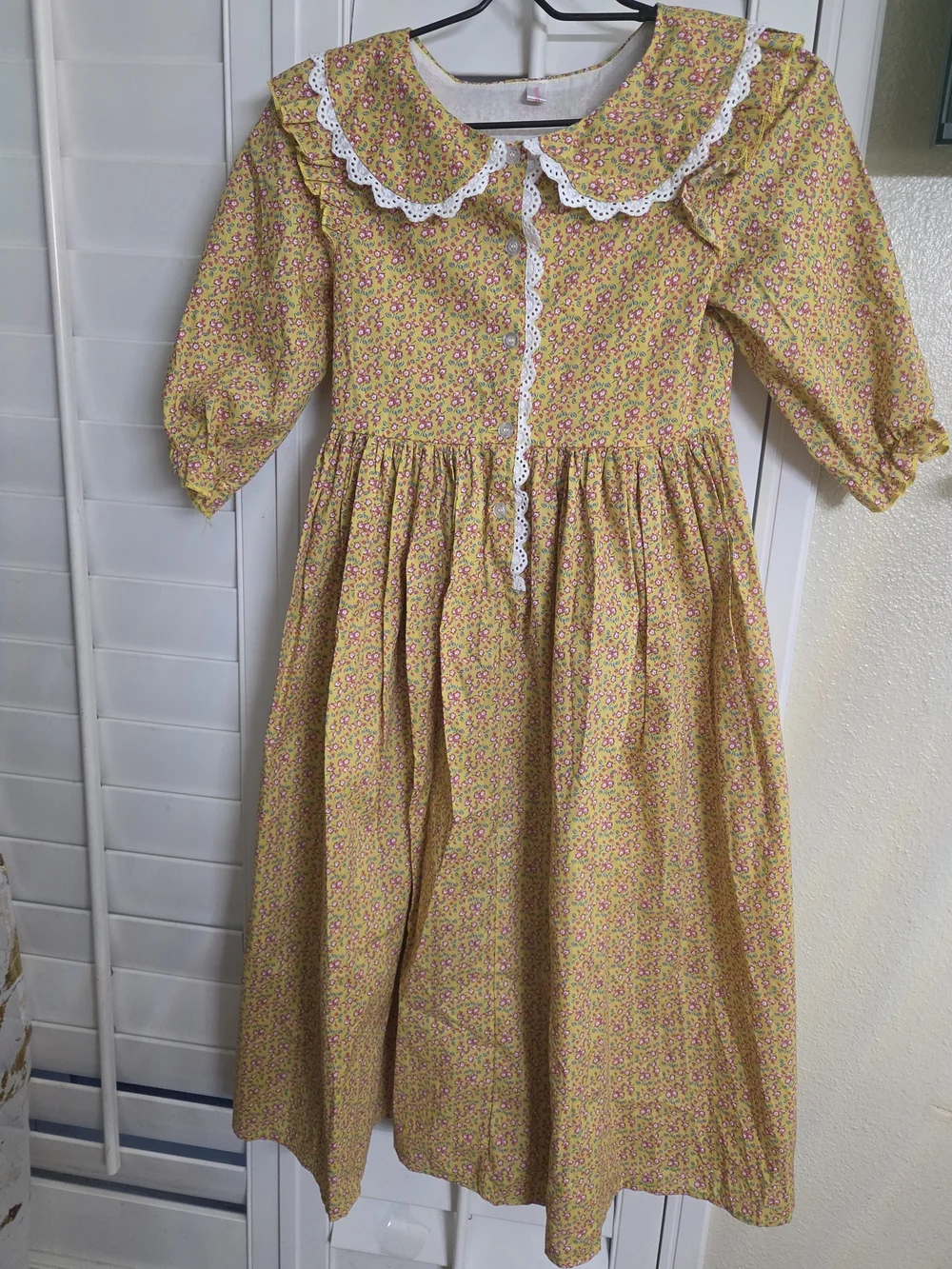 Costume Colonial Pioneer Praire Dress Yellow Floral Lace-Trim Prairie Dress, S
